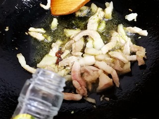 7、小炒豆角丝,先来一汤匙白酒，烹香。