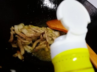 8、小炒豆角丝,再放一汤匙料酒，炒香。