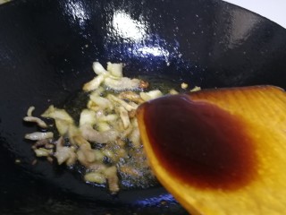 9、小炒豆角丝,放入生抽。