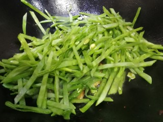 11、小炒豆角丝,放入豆角丝，文火翻炒均匀。