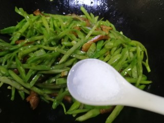 12、小炒豆角丝,放入一小勺盐炒匀。