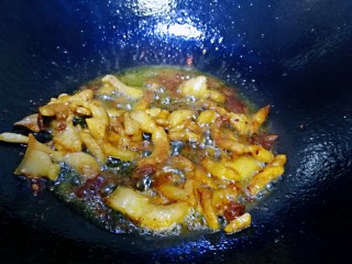 10、小炒豆角丝,炒上色。