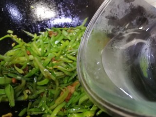 13、小炒豆角丝,加半小碗水。
