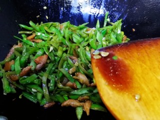 14、小炒豆角丝,文火把汤汁收干，放入一点香醋提鲜，翻炒均匀。