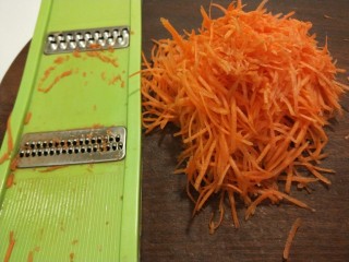 3、冬至美食+四喜蒸饺,胡萝卜擦丝。