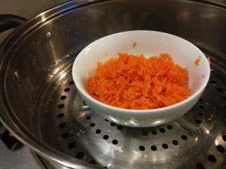 4、冬至美食+四喜蒸饺,剁碎煮熟。