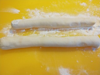 11、冬至美食+四喜蒸饺,在搓成长剂子。