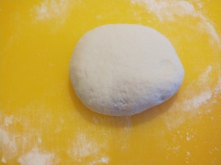 10、冬至美食+四喜蒸饺,在揉光滑压扁中间切开。