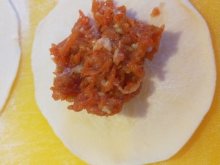 14、冬至美食+四喜蒸饺,装入馅料。