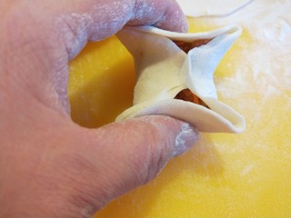 16、冬至美食+四喜蒸饺,在对折捏紧。