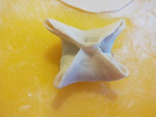 18、冬至美食+四喜蒸饺,捏成四角。