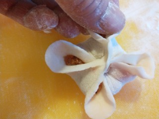 19、冬至美食+四喜蒸饺,在把四角分开成花瓣。