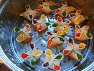 24、冬至美食+四喜蒸饺,放入蒸锅蒸15分钟即可。