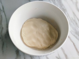 3、苏式鲜肉月饼,油酥材料中的低筋面粉和猪油混合均匀，盖保鲜膜备用。