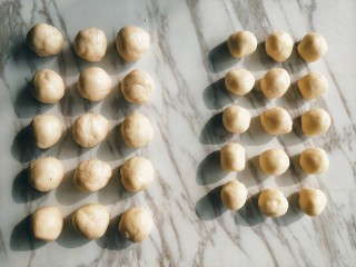 4、苏式鲜肉月饼,油皮和油酥面团各分成15等份，称面团的总重量后除以15，就是每个小面团的重量。