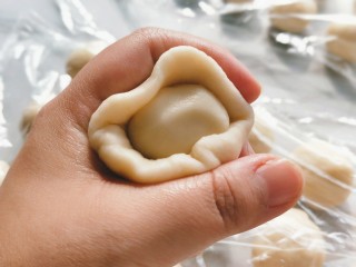6、苏式鲜肉月饼,将油酥团放在油皮中间，用虎口收口。