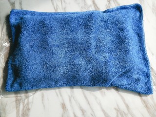 8、苏式鲜肉月饼,盖保鲜膜压湿毛巾静置20分钟。