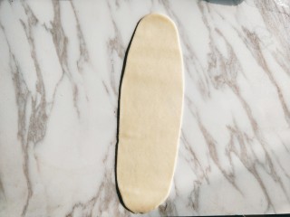 9、苏式鲜肉月饼,取静置好的面团擀成长条。