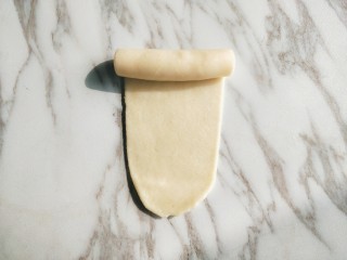 10、苏式鲜肉月饼,自上而下卷起。