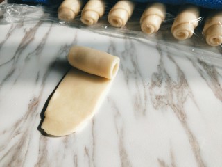 14、苏式鲜肉月饼,再次自上而下卷起。