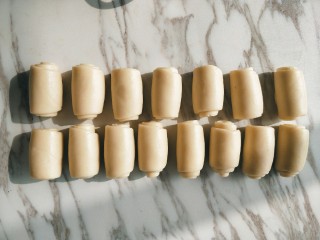 15、苏式鲜肉月饼,全部卷好后，盖保鲜膜压湿毛巾静置20分钟。