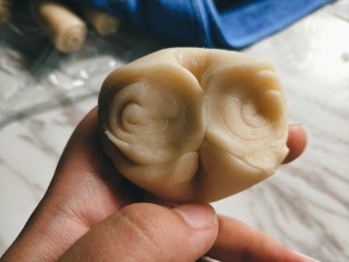 16、苏式鲜肉月饼,取一块面团用拇指按压中间位置，将两边向中间压平。