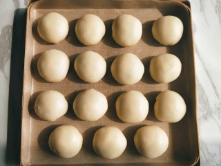 19、苏式鲜肉月饼,包好后收口朝下，放入烤盘。