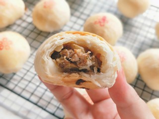 20、苏式鲜肉月饼,外皮酥的掉渣，内馅又超级香，要趁热吃，隔天的话可以微波炉加热一分钟。