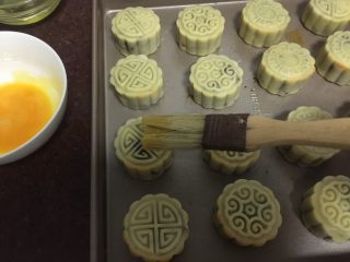 20、广式蛋黄红豆沙月饼,取出利用毛刷刷上蛋黄液，越薄越好（一定要用毛刷，不要用硅胶刷）