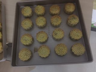 22、广式蛋黄红豆沙月饼,取出放凉