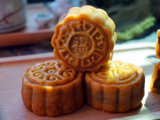 26、广式蛋黄红豆沙月饼,不错吧