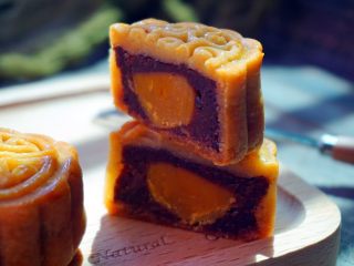 28、广式蛋黄红豆沙月饼,近看