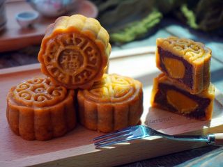 31、广式蛋黄红豆沙月饼,美美哒