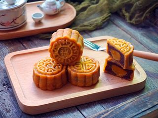 33、广式蛋黄红豆沙月饼,来一块吧