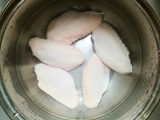1、薯片鸡翅,鸡翅浸泡在水中去除血水。