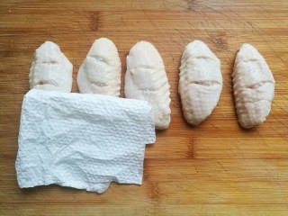 3、薯片鸡翅,用厨房纸吸干水份备用。