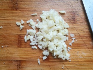 4、薯片鸡翅,大蒜用刀拍碎。