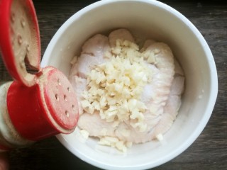 5、薯片鸡翅,处理好的鸡翅中加入少许盐，适量胡椒粉和蒜蓉。