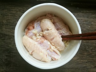 6、薯片鸡翅,搅匀后腌制30分钟左右。