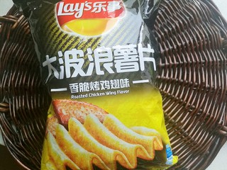 7、薯片鸡翅,准备好大波浪薯片。