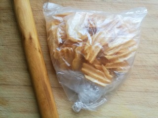 8、薯片鸡翅,将薯片放入保鲜袋中。