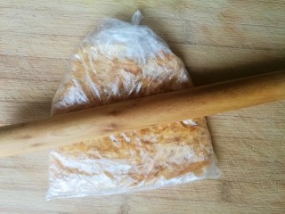 9、薯片鸡翅,用擀面杖碾碎。