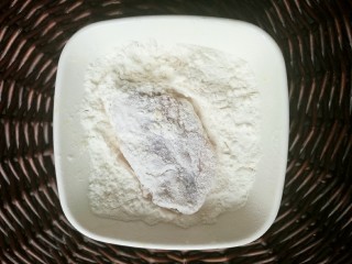 11、薯片鸡翅,将腌制好的鸡翅均匀的裹上面粉。