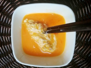 12、薯片鸡翅,再沾满鸡蛋液。