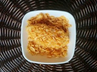 13、薯片鸡翅,最后滚上薯片碎。