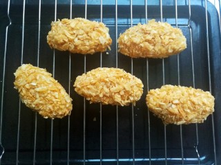 14、薯片鸡翅,将5个鸡翅都做好，然后有间隔的放在烤架上。