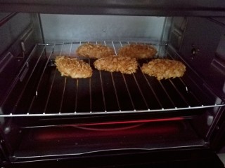 15、薯片鸡翅,烤箱预热180度，放入装有鸡翅的烤架，中层，上下火烤20分钟，烤制时在下面放个烤盘，便于接油及渣屑。