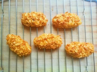 16、薯片鸡翅,烤制完成后取出。