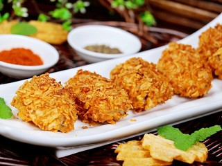 17、薯片鸡翅,撒上少许辣椒粉和罗勒碎就可以吃了。