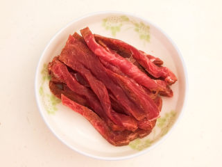 1、黑胡椒牛柳,把牛里脊切成小条